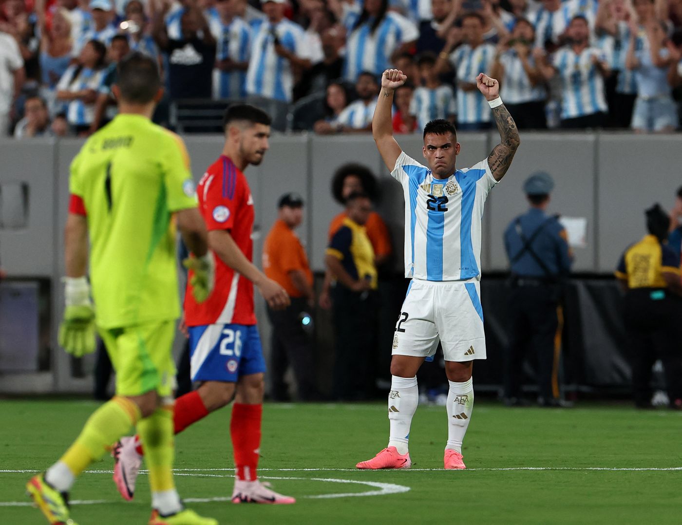 Lautaro Martínez festejando el 1 a 0 luego de una breve revisión del VAR.
