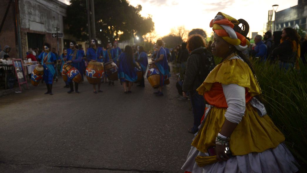 El Candombe del 25 celebró las dos décadas y desfilaron más de 20 comparsas en Tolosa