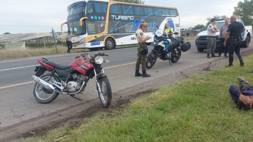 Un motociclista terminó internado tras protagonizar un accidente con un micro en La Plata