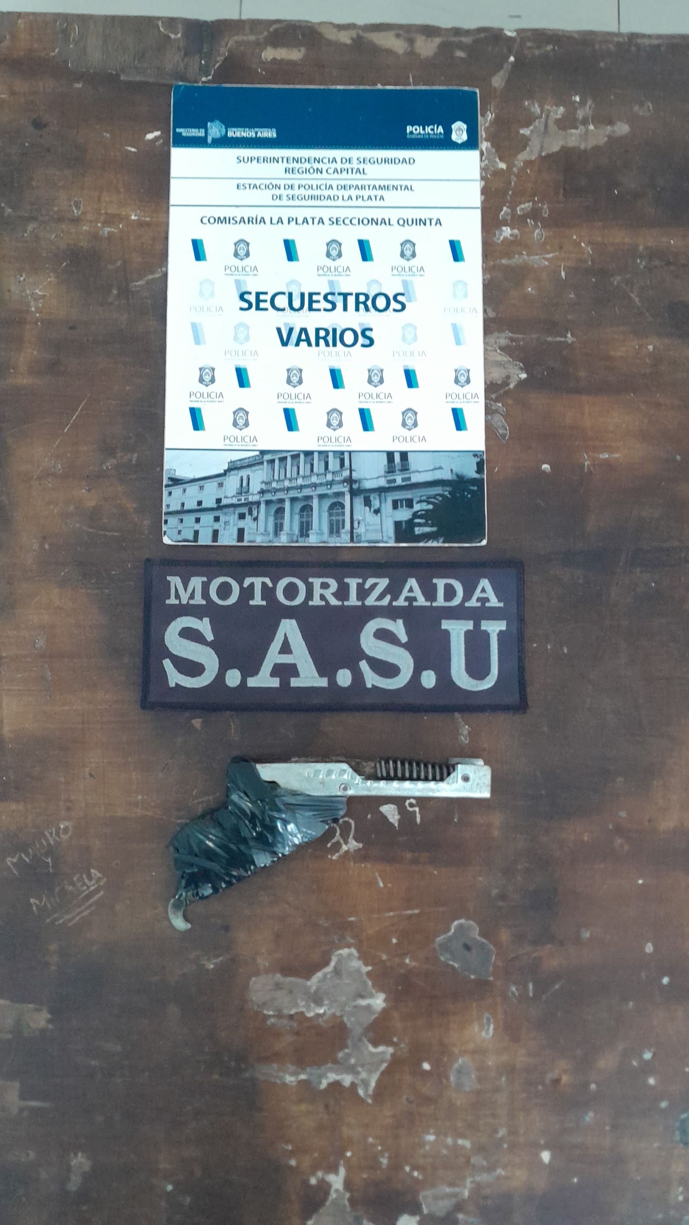 El arma tumbera con el que los ladrones robaron el auto en la puerta de la farmacia de 17 y 70