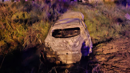 Apareció un auto incendiado en Berisso y por las cámaras se detectó que lo quemó su dueño