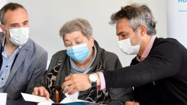 entrega de material de archivo a la asociacion clara anahi en la plata