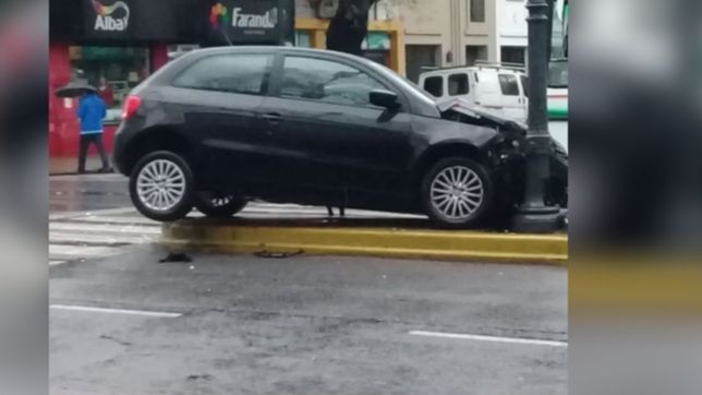 espectacular choque termino con un auto sobre la rambla en pleno centro
