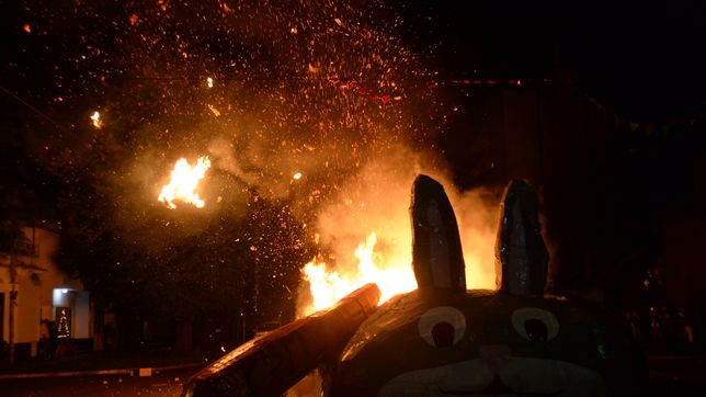vecinos de gonnet piden que clausuren un muneco en un descampado por el riesgo de incendio
