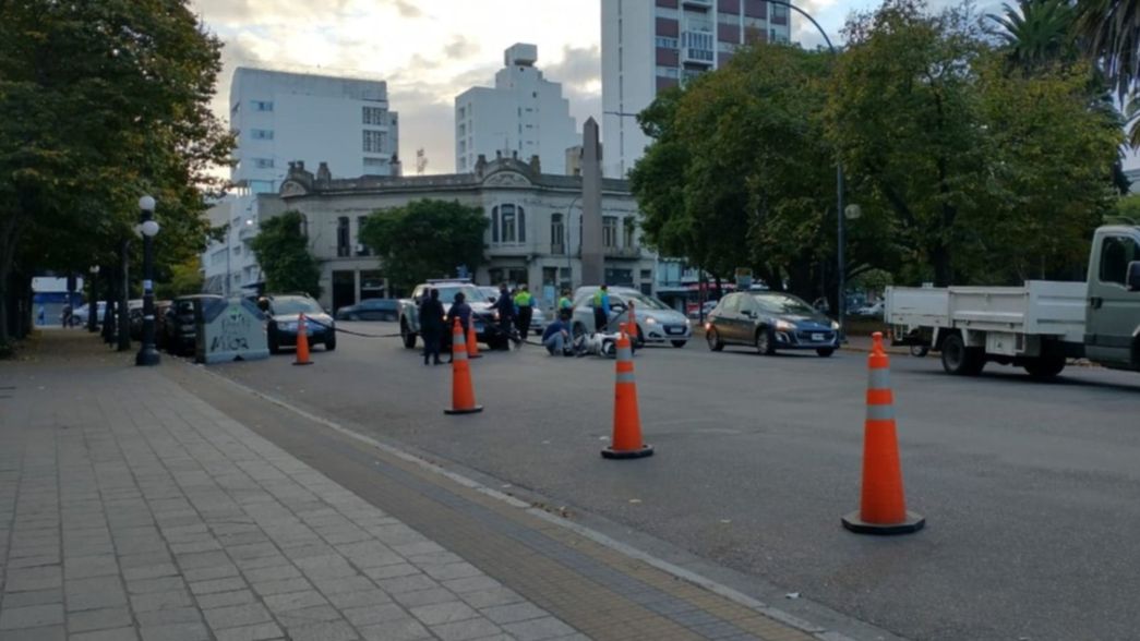 Un motociclista perdió el control y terminó tirado en plena calle en el centro de La Plata