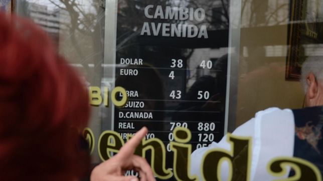 asi se vive la fiebre del dolar en las calles de la ciudad