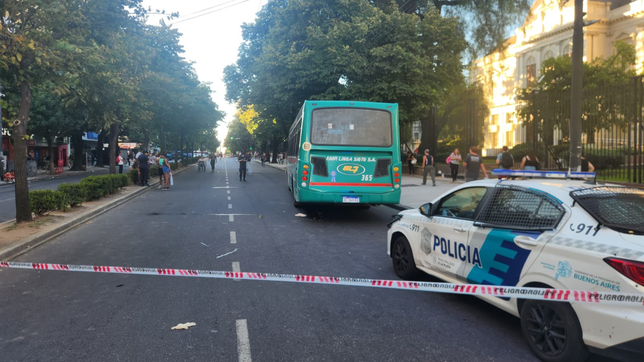 una mujer fue atropellada por un micro en pleno centro y sufrio graves heridas