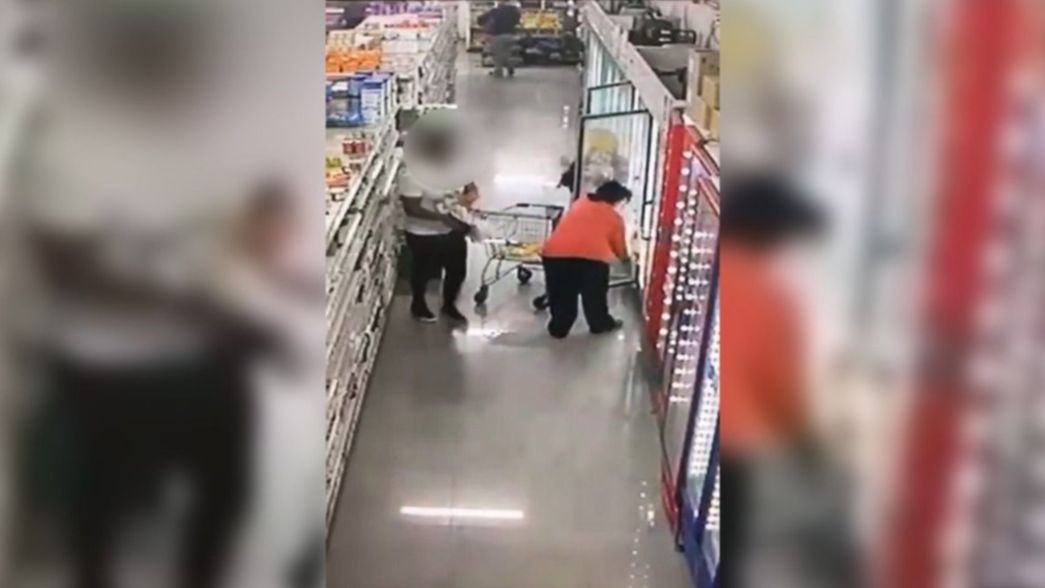 VIDEO: Se hizo pasar por cliente, aprovechó un descuido y se llevó una cartera
