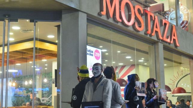 con videos, fotos y mascaras, veganos realizaron una impactante escrache en mostaza