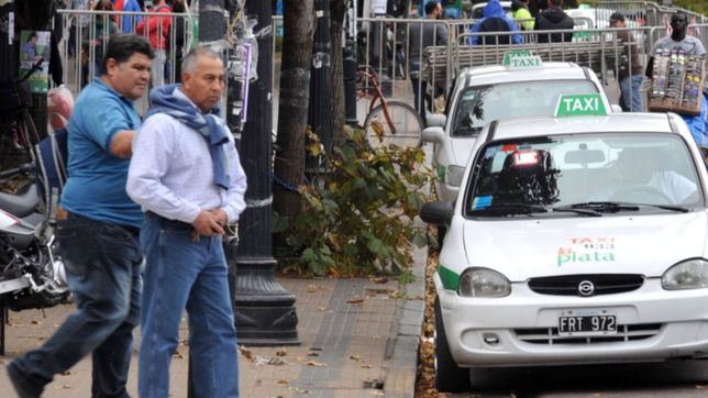 taxi, remis o uber para ir de city bell a plaza moreno: ¿que servicio conviene?