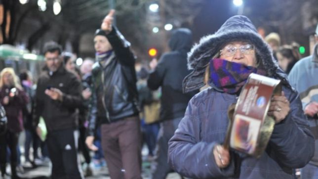cacerolazo en la plata: un centenar de platenses corto 7 y 50 por la crisis economica