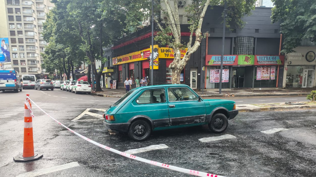 un auto se encajo en plaza italia por una tapa de cloaca corrida y genero un caos de transito