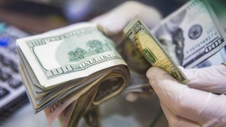 El dólar blue frenó y cerró la semana con una leve baja pero cerca del récord