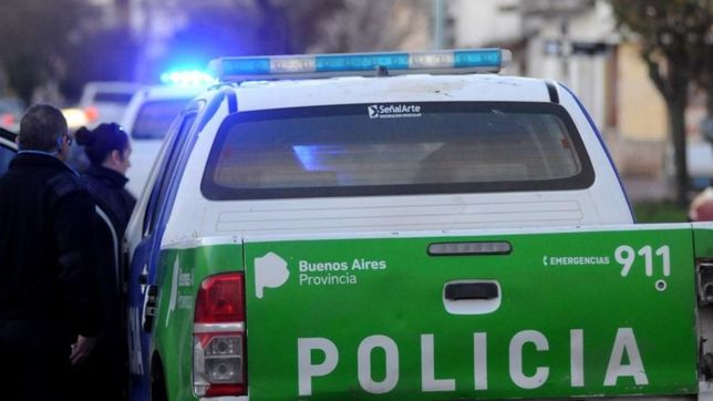 iba en moto por plaza moreno, escapo de un control y ataco a pinas a un agente