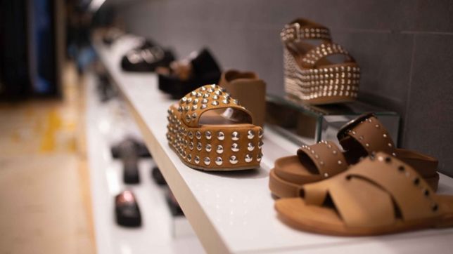 chato, informal y super comodo: la tendencia del calzado que se impone este verano