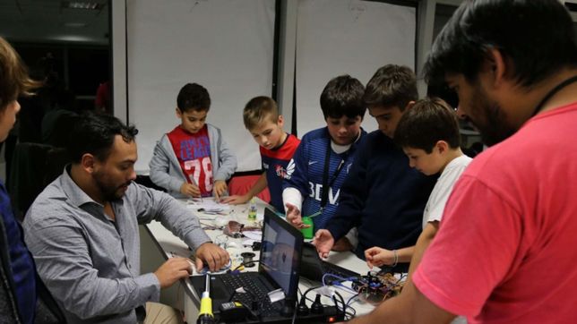 cables, robots y microchips: termino con exito el primer curso municipal de robotica