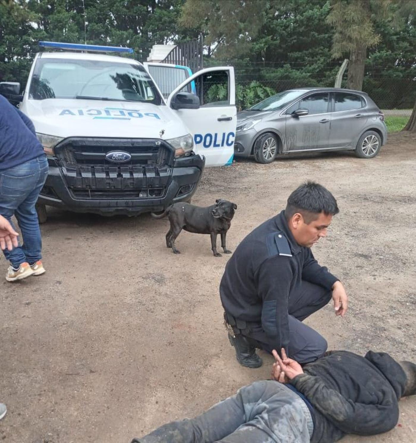 Los agentes policiales llegaron al country a tiempo para detener al delincuente tras el robo fallido.