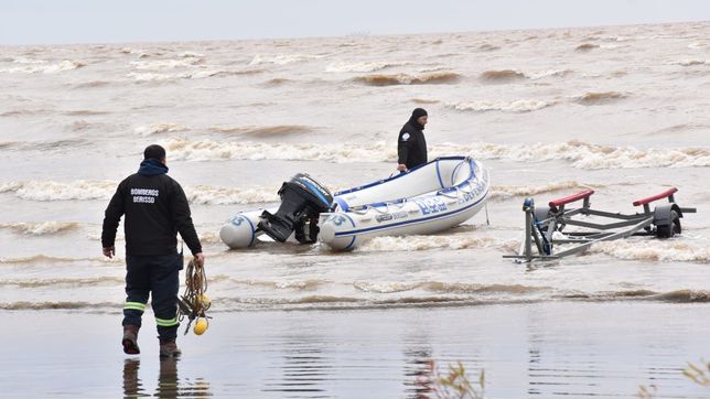 intensifican la busqueda de los pescadores desaparecidos en el rio de la plata