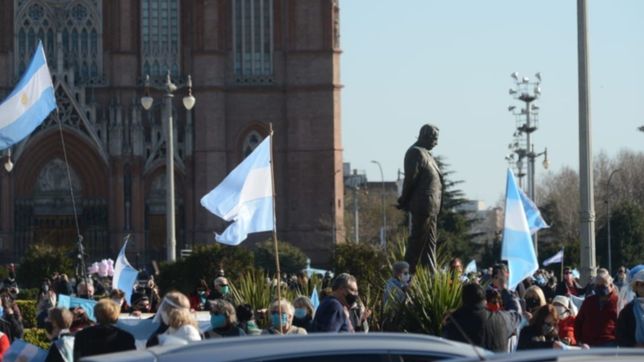 miles de platenses marcharon contra el gobierno en plaza moreno