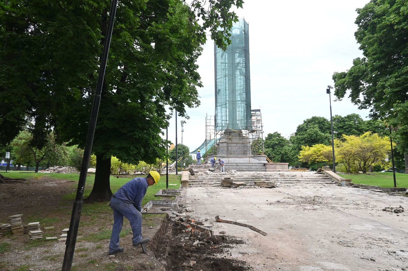 La construcción del andamio fue el primer paso para el traslado del monumento de Plaza Italia.