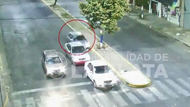 video: un hombre perdio el control del auto y causo un choque en cadena en plena calle 7