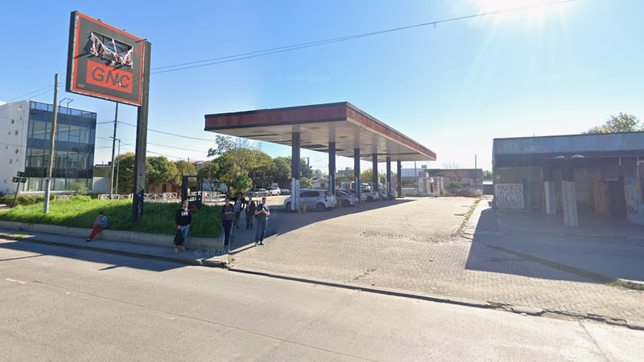 otro principio de incendio en tolosa reaviva el temor por una vieja estacion de gas abandonada