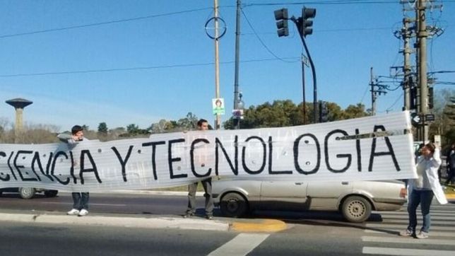 cientificos platenses iran al pasaje dardo rocha a denunciar el ajuste en el area