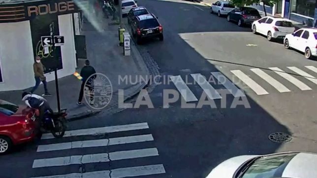 video: iba en moto, se distrajo y termino incrustada en un auto estacionado en la plata
