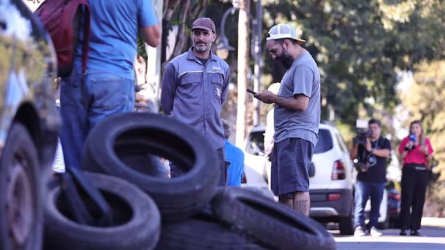 tras los masivos despidos, los trabajadores de fate enviaron un fuerte mensaje desde el techo de la fabrica