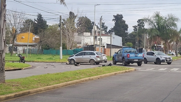 Dos motociclistas resultaron heridos tras un fuerte accidente de tránsito en Gonnet