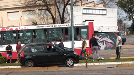  un automovilista intento esquivar a otro auto, se llevo puesta la bicesenda y termino arriba de la rambla
