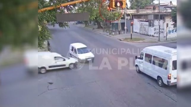 cruzo en rojo y provoco un choque multiple en la plata