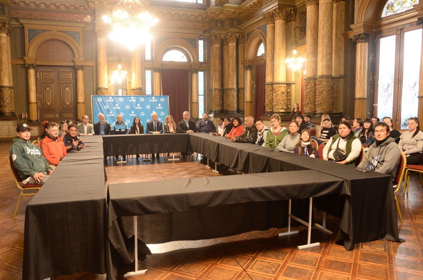 El intendente Julio Alak encabezó la firma del acuerdo con los manteros.