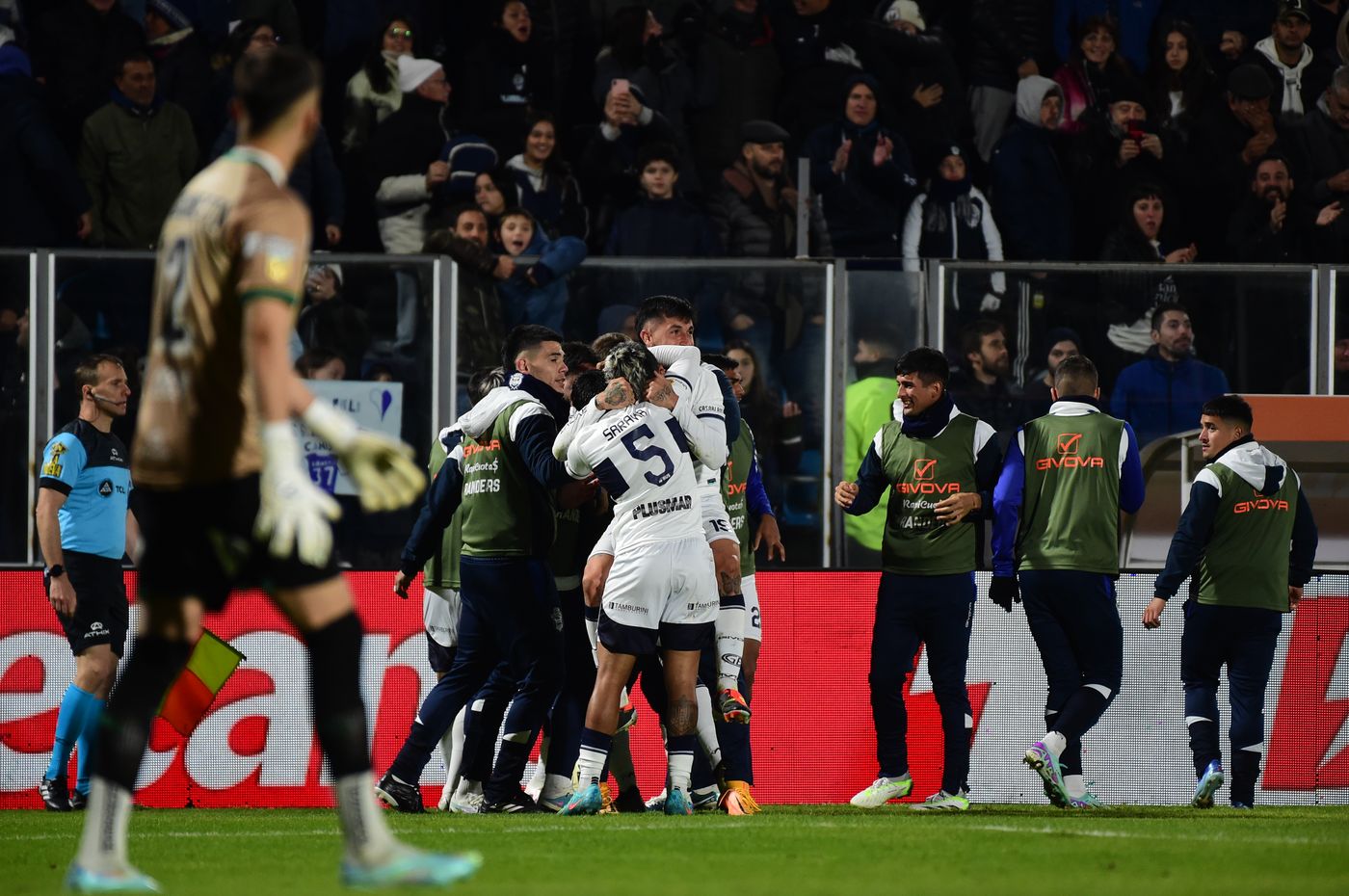 Gimnasia Banfield festejo gol 2.JPG