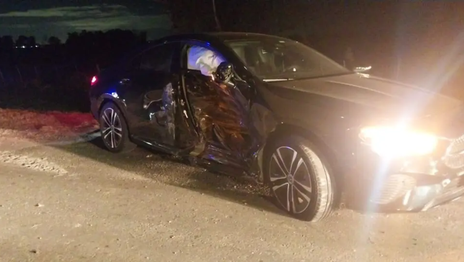 Chocaron dos autos en Ruta 2 a la altura de Olmos y los bomberos tuvieron que rescatar a uno de los conductores