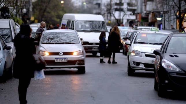 la plata suma seis gruas de transito para combatir las dobles filas