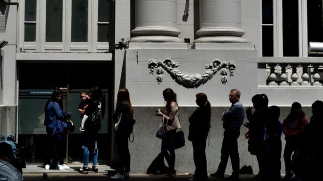 largas filas en los cajeros antes de navidad por temor a que se termine la plata