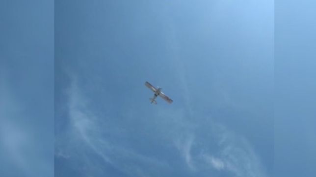 video: una avioneta sobrevolo la plata con un particular mensaje por el dia de la madre