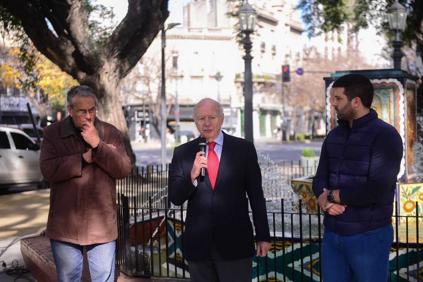 H&eacute;ctor Lebensohn, actual director del diario Democracia de Jun&iacute;n, en el acto de la plazoleta de La Plata que lleva el nombre de su padre