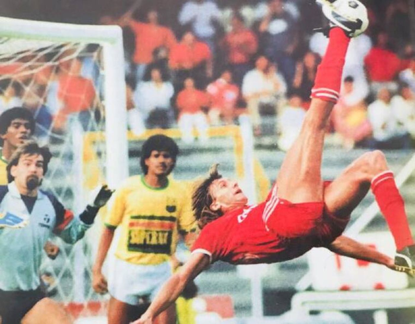 Ricardo Gareca, ensayando una chilena en su paso por Am&eacute;rica de Cali.