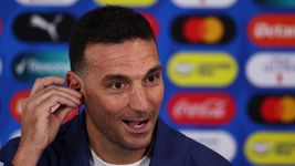 la conmebol suspendio a lionel scaloni y argentina se enfrentara a peru sin messi ni dt