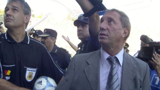 un campeon del mundo visito a carlos bilardo, que sigue grave pero tuvo una leve mejora