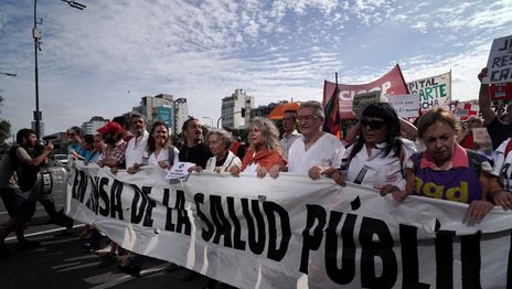 La Marcha Federal de la Salud paraliza el país en reclamo por el recorte presupuestario del Gobierno