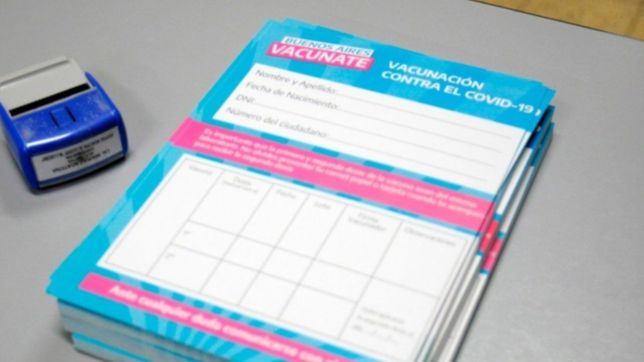 de carton, digital y plastico: los carnets que acreditan que te vacunaste contra el covid