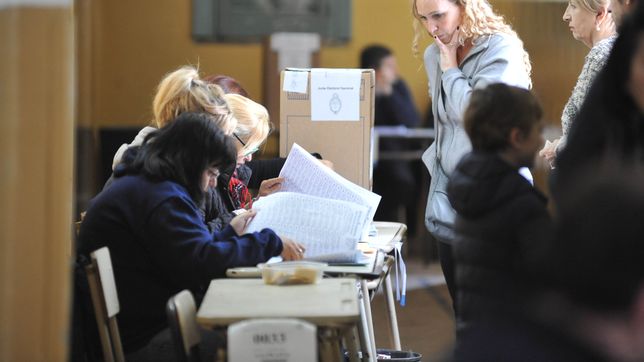 la primera encuesta tras el cierre de listas reparte victorias entre peronistas y libertarios