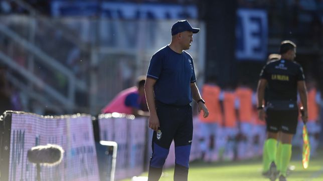 la historia adversa de diego flores enfrentando a estudiantes