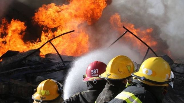 bomberos de la plata hicieron sonar las sirenas por el desfinanciamiento del sector