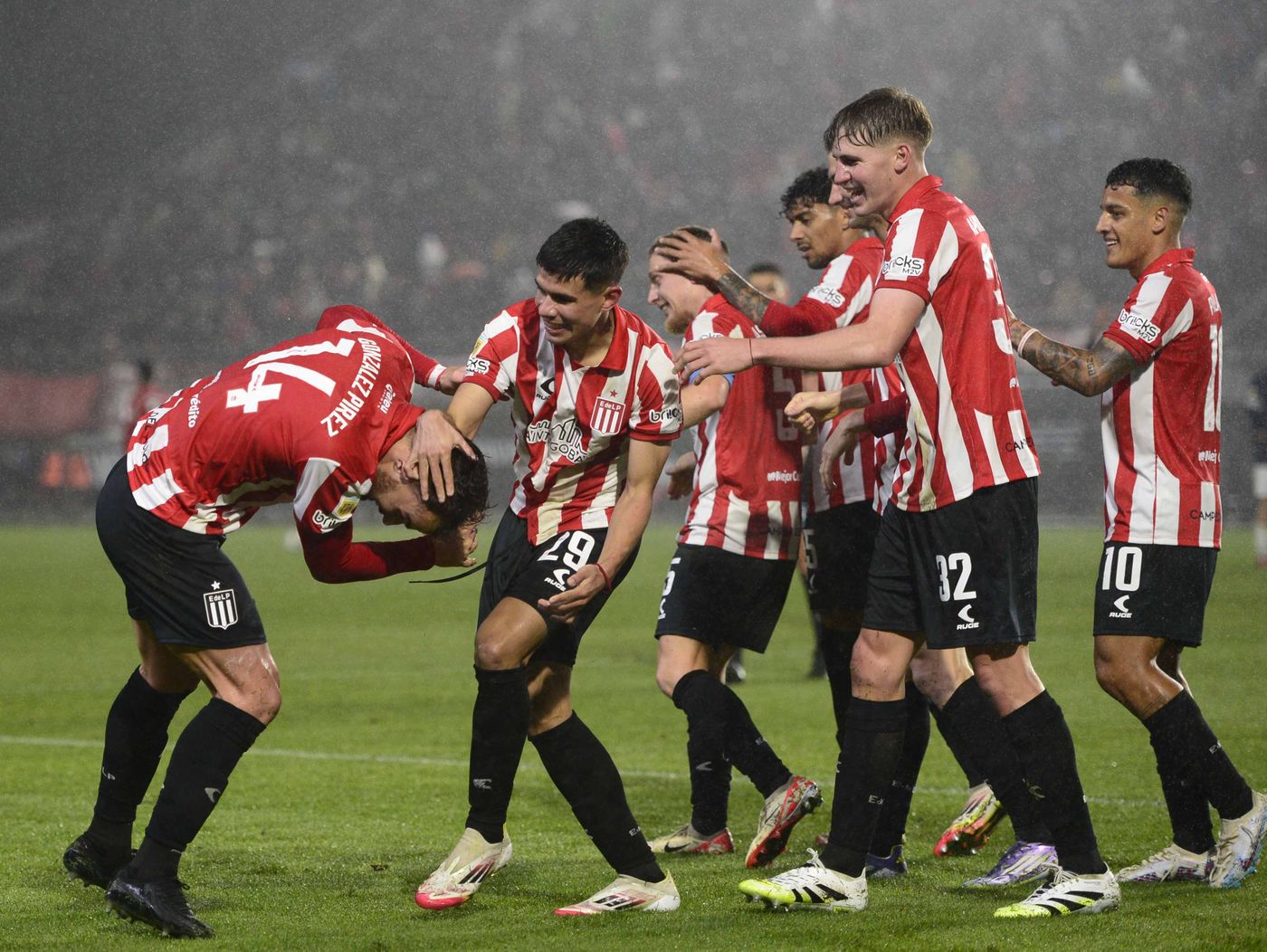 Estudiantes Independiente Rivadavia festejo grupal gol