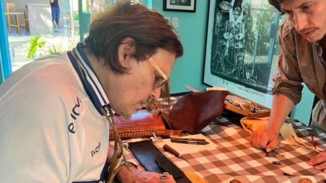 johnny depp sorprendio vistiendo la camiseta de gimnasia y se volvio viral