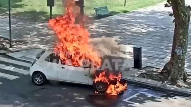 video: un auto se prendio fuego en plaza moreno y todo quedo filmado